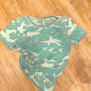 FREE PEOPLE CAMO TEE SIZE SMALL